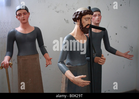 Statue di santi cattolici memorizzati in una cappella senza i loro indumenti abituali Foto Stock