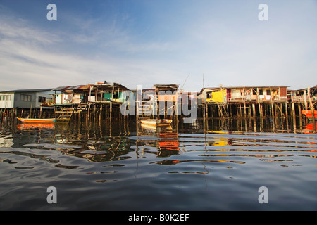 La riflessione di Stilt Village, Pulau Labuan, Sabah Malaysian Borneo Foto Stock