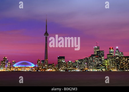 Il cielo di Toronto con la CN tower durante il tramonto con un cielo rosa. Foto Stock