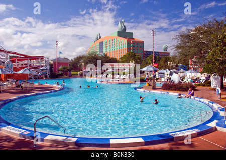 La piscina a Disney s Boardwalk Resort con The Swan Hotel Resort in background Foto Stock