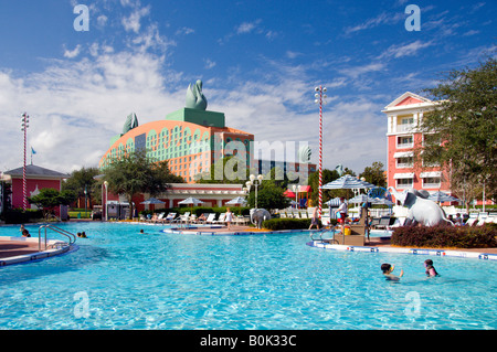 La piscina a Disney s Boardwalk Resort con The Swan Hotel Resort in background Foto Stock