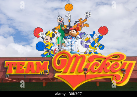 Il team dello store di Mickey segno a Downtown Disney in Lake Buena Vista Florida USA Foto Stock