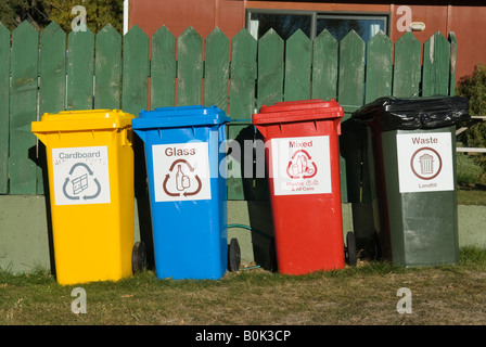 Riciclaggio colorati impennarsi in scomparti per lo smistamento dei rifiuti Foto Stock