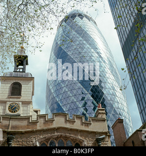 Norman Foster's GHERKIN Building 30 St Mary Axe sorge dietro la chiesa di St Helens Bishopsgate Londra Inghilterra UK KATHY DEWITT Foto Stock