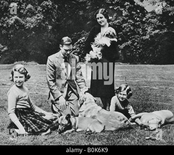 Famiglia Reale come un buon gruppo di amanti dei cani, 1937.Artista: Michael Chance Foto Stock