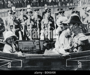 Il Duca e la duchessa di York lasciando St Pauls Cathedral con le loro figlie, 1935, (1937). Artista: sconosciuto Foto Stock