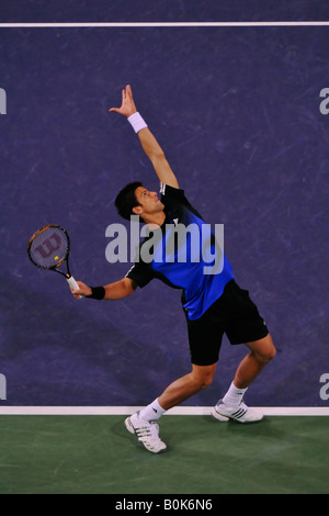 Novak Djokovic serve al 2008 Indian Wells Pacific Life Open Foto Stock