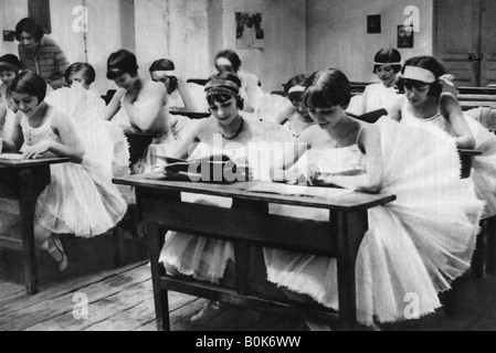 Scuola di giovani ragazze danza presso il Teatro dell'Opera, Parigi, 1931.Artista: Ernest Flammarion Foto Stock