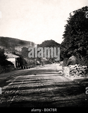 Strada attraverso una valle in Hastings, Sussex, nei primi anni del XX secolo. Artista: sconosciuto Foto Stock