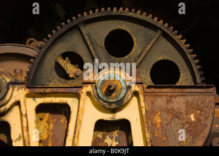 Rusty cog in gru in disuso a porto, Irvine, Ayrshire, in Scozia Foto Stock