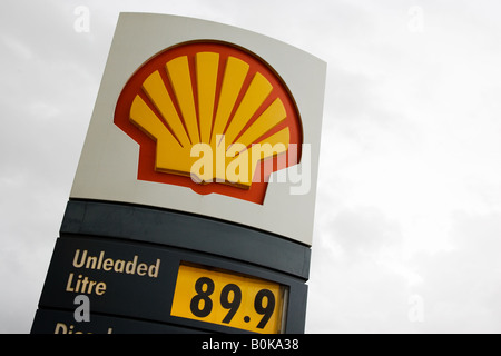 Distributore di benzina Shell pubblicità segno benzina senza piombo a 89 9 pence al litro GLOUCESTERSHIRE REGNO UNITO Foto Stock