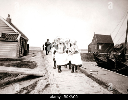 Bambini su Marken Isola, Olanda, 1898. Artista: James Batkin Foto Stock