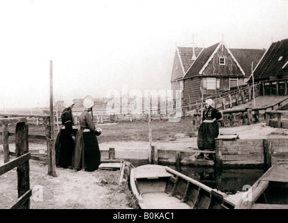 Le donne in abito tradizionale, Marken Isola, Olanda, 1898. Artista: James Batkin Foto Stock