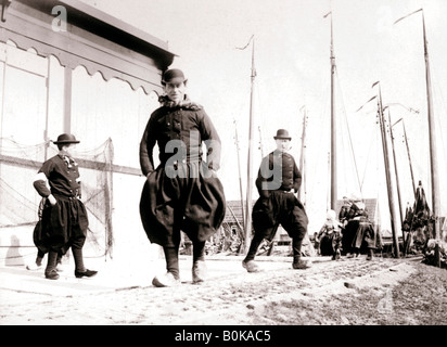 Gli uomini in abito tradizionale, Marken Isola, Olanda, 1898. Artista: James Batkin Foto Stock