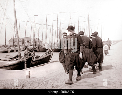 Gli uomini in abito tradizionale, Marken Isola, Olanda, 1898. Artista: James Batkin Foto Stock