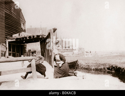 Bambini che giocano, Marken Isola, Olanda, 1898. Artista: James Batkin Foto Stock