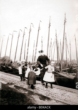 La gente di Marken Isola, Olanda, 1898. Artista: James Batkin Foto Stock