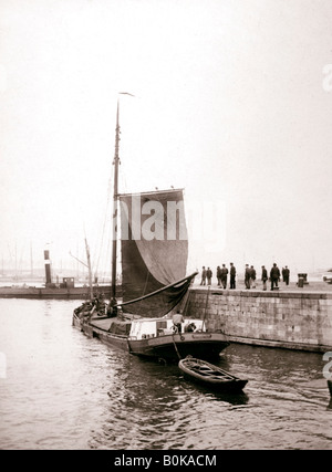 Canal Boat, Marken Isola, Olanda, 1898.Artista: James Batkin Foto Stock