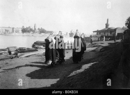 Donne portatori di acqua, fiume Tigri, Baghdad, Iraq, 1917-1919. Artista: sconosciuto Foto Stock