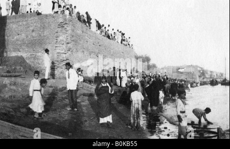 Attesa per la truppa chiatte per arrivare, Tigris River, Baghdad, Iraq, 1917-1919. Artista: sconosciuto Foto Stock