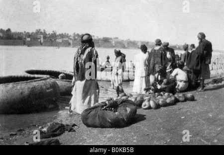 Fiume imbarcazioni cariche di meloni, Tigris River, Baghdad, Iraq, 1917-1919. Artista: sconosciuto Foto Stock