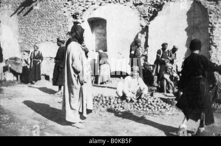 Mercato della frutta, Baghdad, Iraq, 1917-1919. Artista: sconosciuto Foto Stock