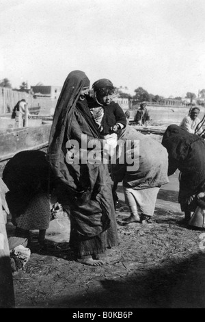 Le donne la raccolta di acqua a sul fiume Tigri, Baghdad, Iraq, 1917-1919. Artista: sconosciuto Foto Stock