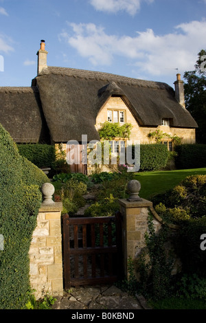 Cottage con tetto in paglia in Chipping Campden Cotswolds Gloucestershire Regno Unito Foto Stock