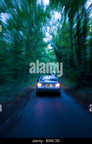 BMW auto sulla strada di campagna di notte Gloucestershire Regno Unito Foto Stock