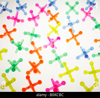 Colorate a forma di croce di oggetti in plastica Foto Stock