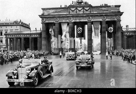 Adolf Hitler, la Porta di Brandeburgo, giochi della XI Olimpiade, Berlino, 1936. Artista: sconosciuto Foto Stock