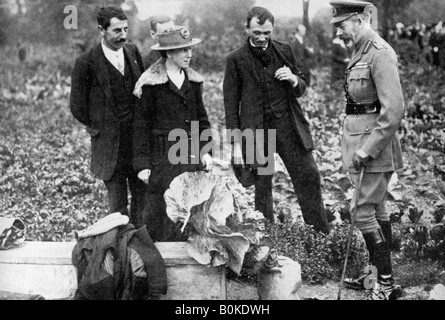 Re Giorgio V ammirando le quote assegnate su Clapham Common, Londra, c1910s-c1920s (1936). Artista: sconosciuto Foto Stock