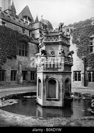 Fontana nel chiostro dell'abbazia di Newstead, Nottingham, 1902-1903.Artista: Richar Keene Foto Stock