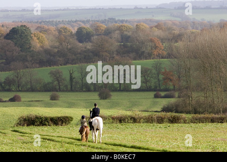 Madre e figlia insieme ride attraverso le ondulate colline e campi in Oxfordshire Costwolds REGNO UNITO Foto Stock