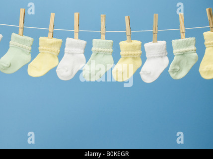 Baby calze sulla linea di abbigliamento Foto Stock