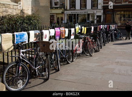 Biciclette concatenati per ringhiere in ferro con zia's tea shop in background Foto Stock