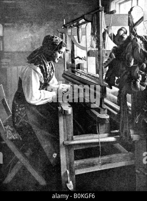 Donna che utilizza un telaio di tessitura, Svezia, 1936. Artista: sconosciuto Foto Stock