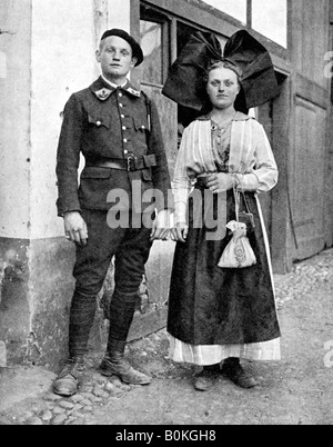 Matura in abito tradizionale, Alsazia-Lorena, Reno, 1936.Artista: Donald McLeish Foto Stock