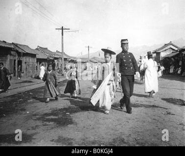 Scena di strada, Corea, c1900. Artista: sconosciuto Foto Stock