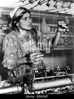 Donna che lavorano nell'industria della seta, Samarcanda, Uzbekistan, 1936. Artista: sconosciuto Foto Stock