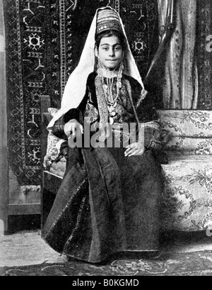 Donna cristiana in un abito da sposa, Palestina, 1936.Artista: Donald McLeish Foto Stock