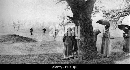 Giocare a golf a Tooting Bec Common, Londra, 1926-1927. Artista: sconosciuto Foto Stock