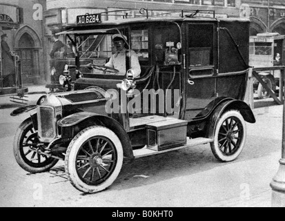 Un taxi a Londra, 1926-1927. Artista: sconosciuto Foto Stock