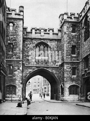 St John's Gate su una domenica, Clerkenwell, Londra, 1926-1927. Artista: McLeish Foto Stock