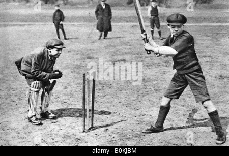 Ragazzi giocare a cricket in Parlamento campi Hill, Londra, 1926-1927. Artista: sconosciuto Foto Stock