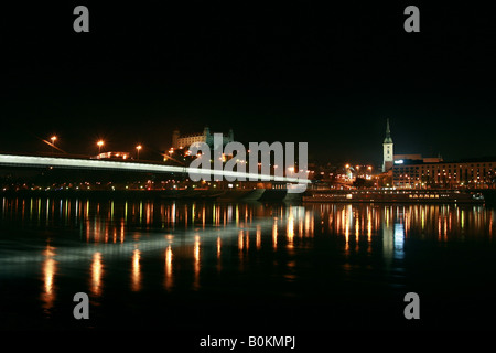 Bratislava di notte, vista dal quartiere di Petrzalka Foto Stock