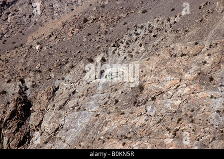 Elicottero vola attraverso le valli di montagna Karokoram Skardu vallata a nord del Pakistan Foto Stock