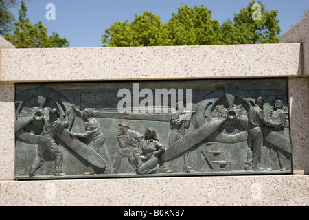 Rilievo bronzeo a livello nazionale il Memoriale della Seconda Guerra Mondiale a Washington D C negli Stati Uniti d'America Foto Stock