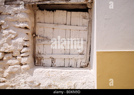 Vecchia finestra bloccata in Portogallo,l'Europa Foto Stock