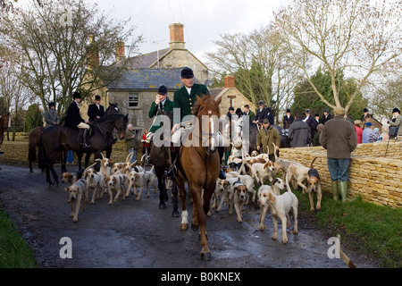 Heythrop Hunt passare il Westcote Inn Pub Nether Westcote Oxfordshire Gloucestershire border Costwolds REGNO UNITO Foto Stock